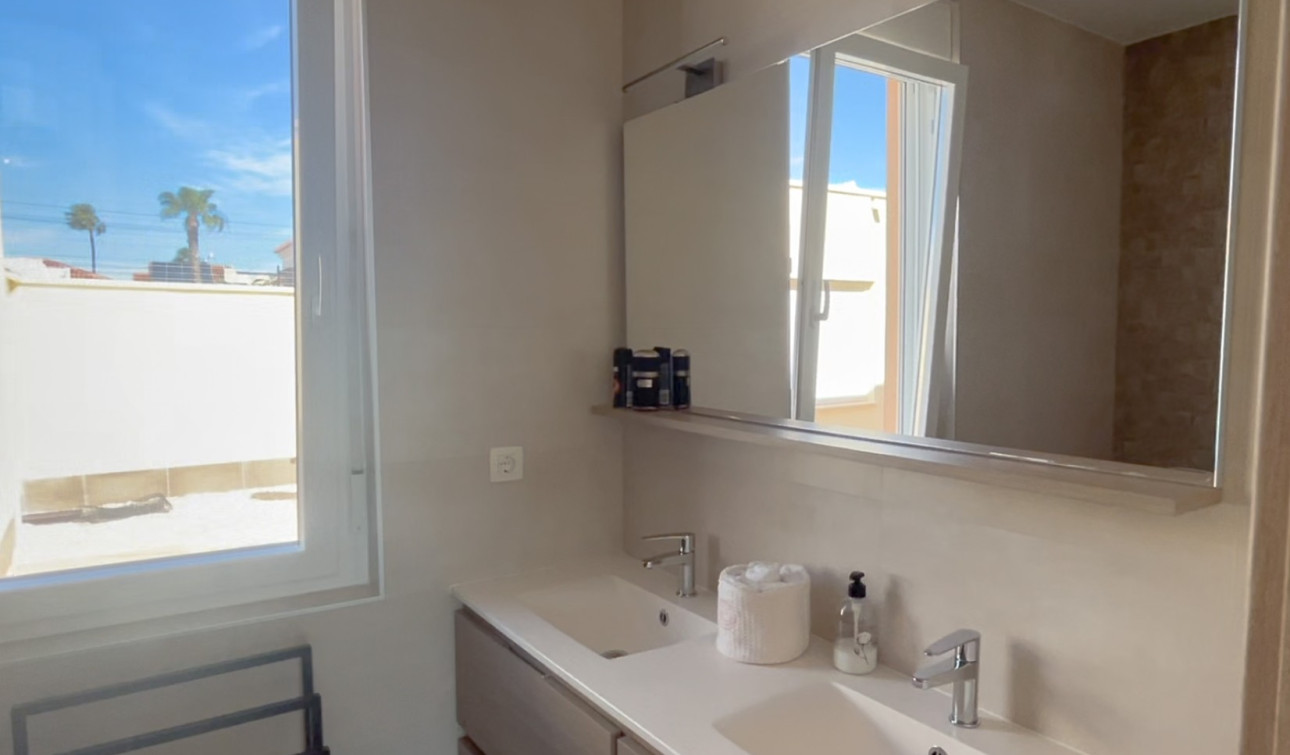 Herverkoop - Halfvrijstaande villa - Torrevieja - La Siesta - El Salado - Torreta