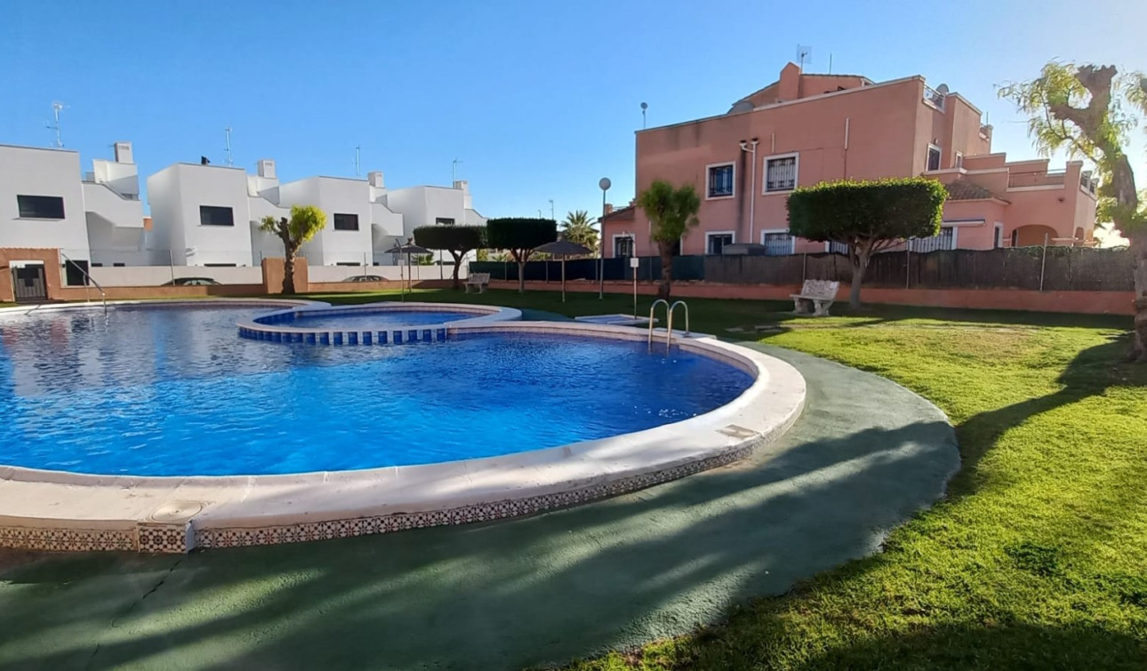 Herverkoop - Stadshuis - Los Montesinos - La Herrada