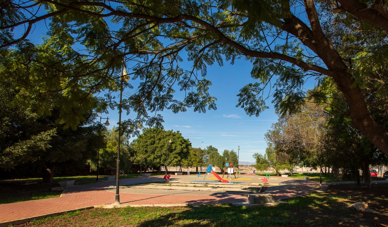 Herverkoop - Stadshuis - Torrevieja - Jardin Del Mar