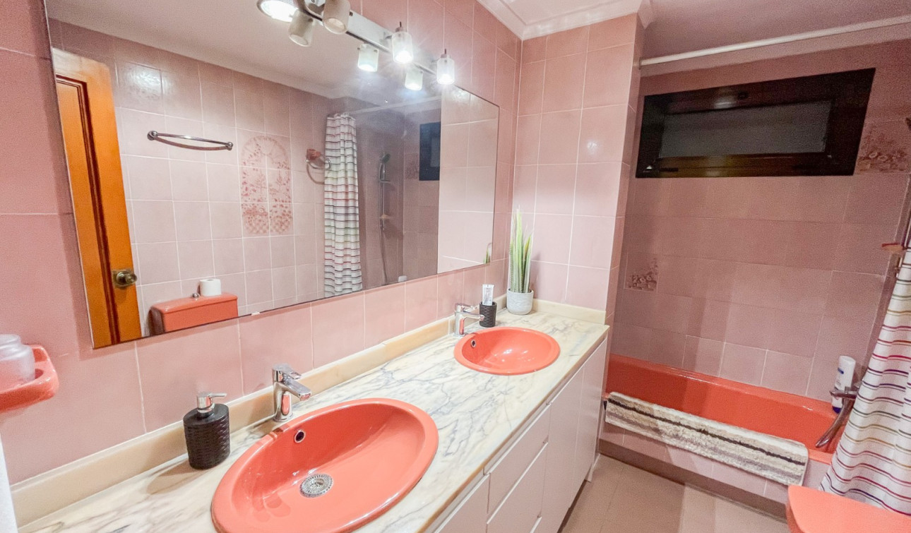 Resale - Apartment / Flat - Alicante - Centro