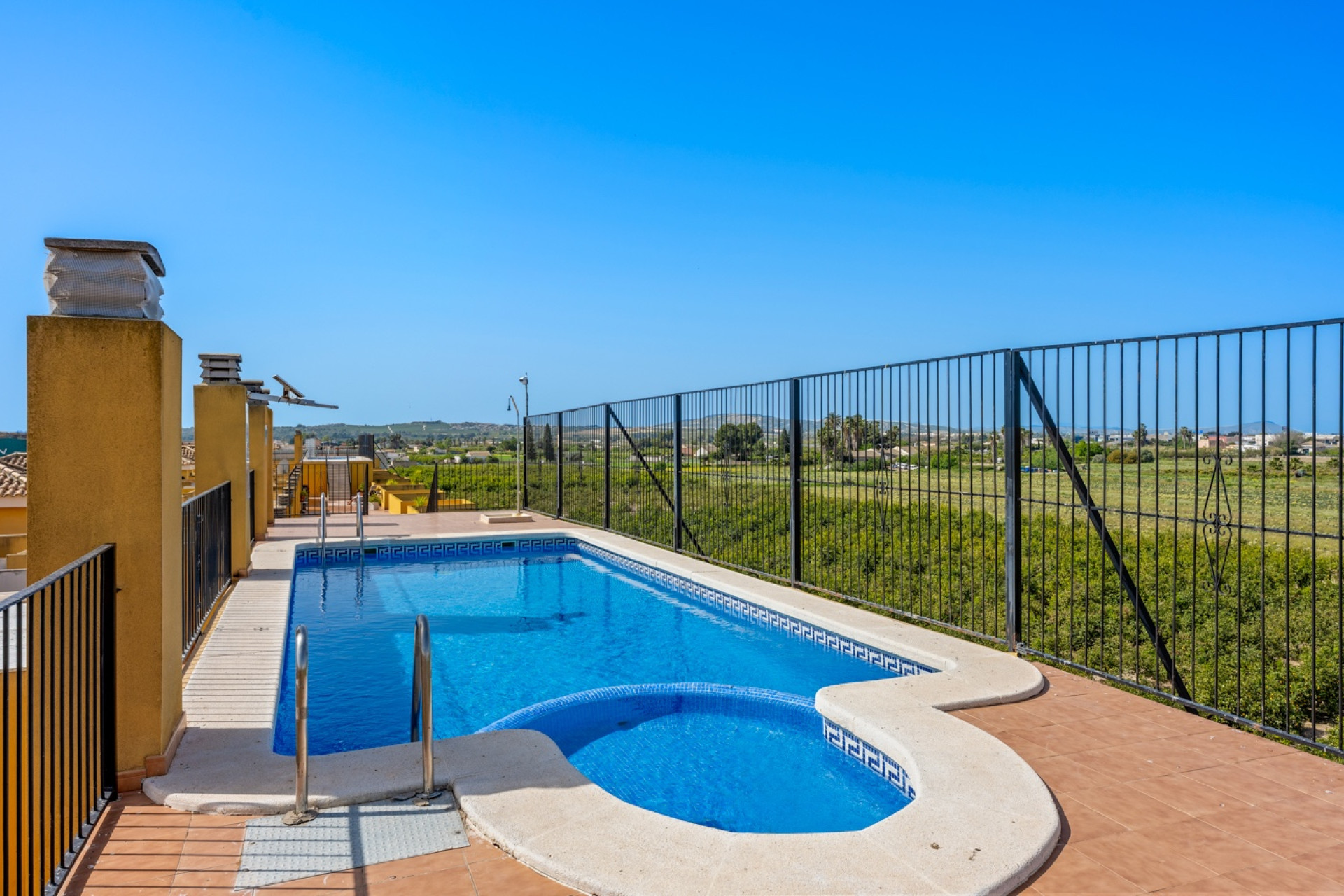 Resale - Apartment / Flat - Daya Nueva - Costa Blanca South