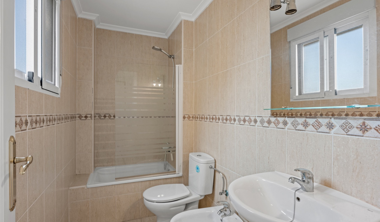 Resale - Apartment / Flat - Daya Nueva - Costa Blanca South