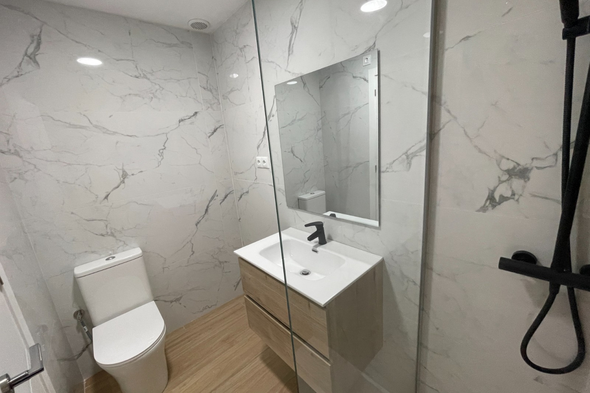 Resale - Apartment / Flat - Daya Nueva