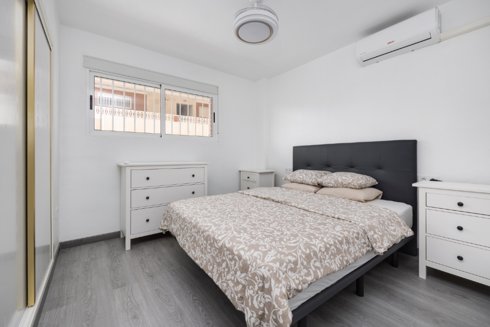 Resale - Apartment / Flat - Punta Prima