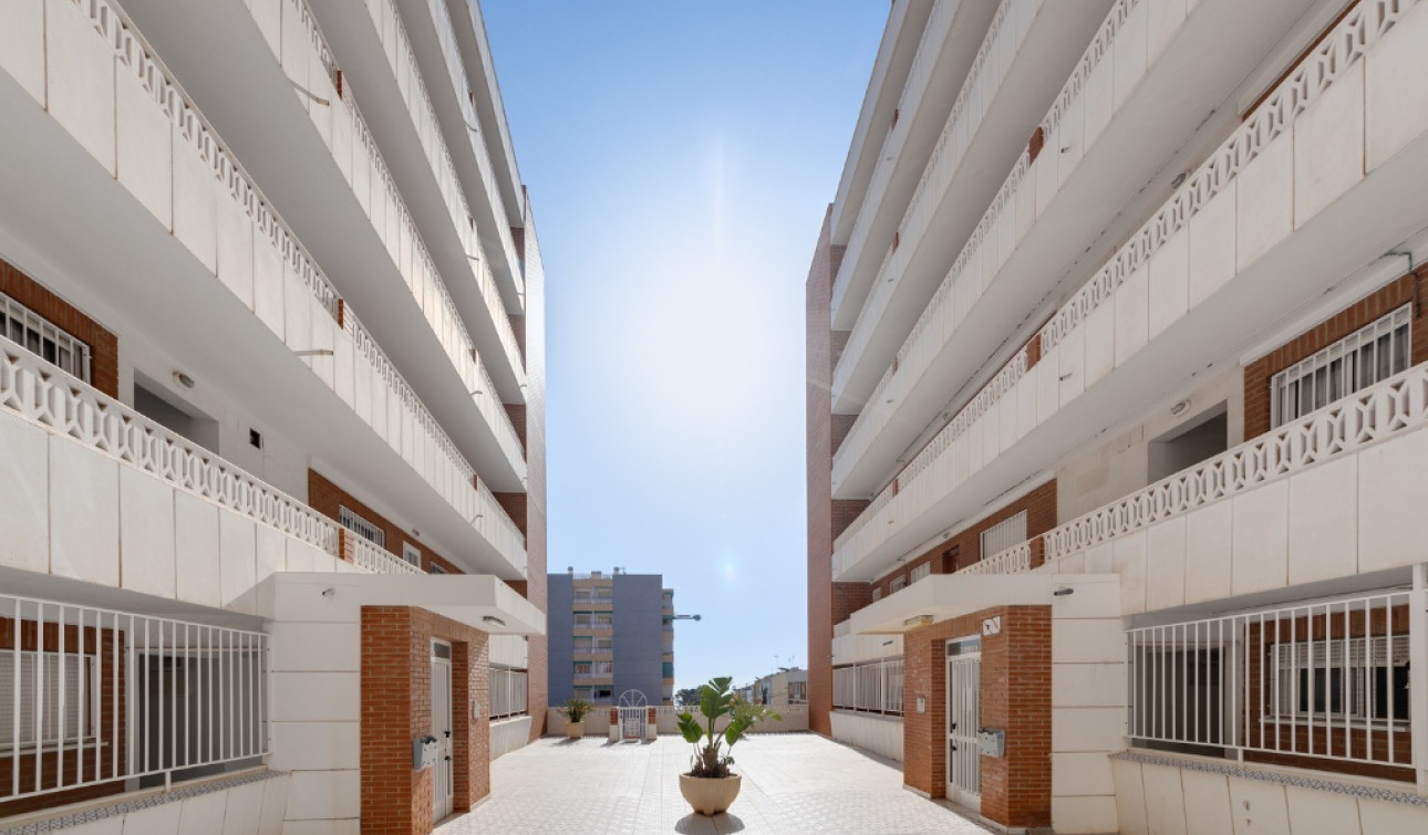 Resale - Apartment / Flat - Punta Prima