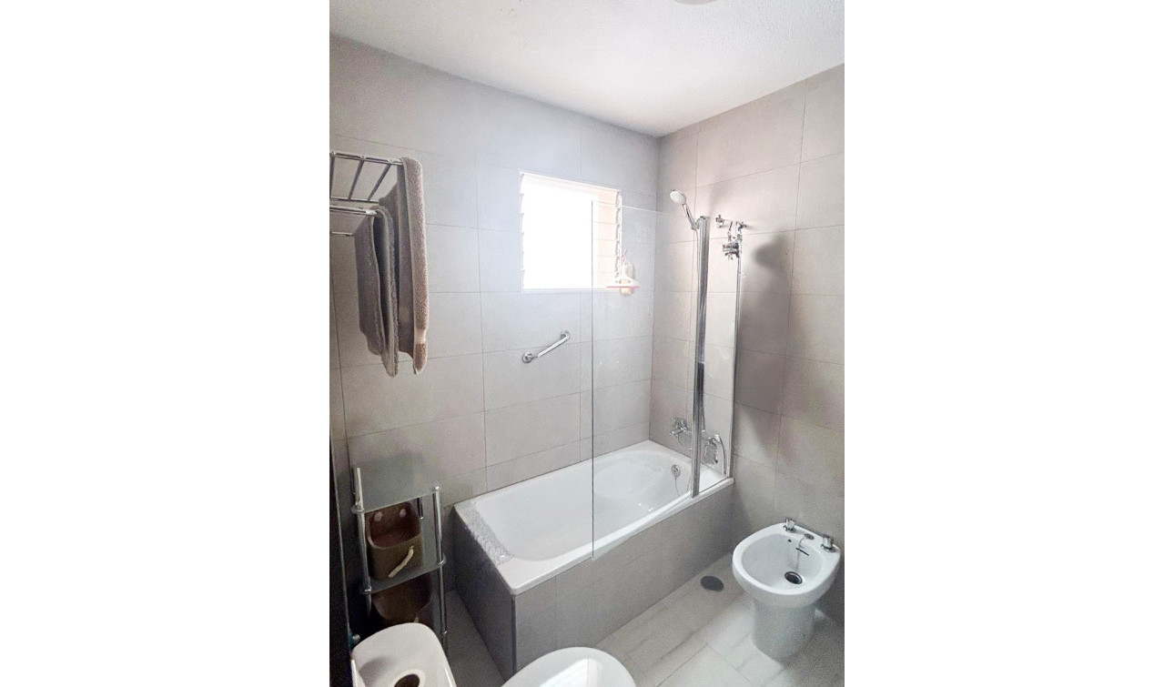 Resale - Apartment / Flat - Torrevieja - Centro