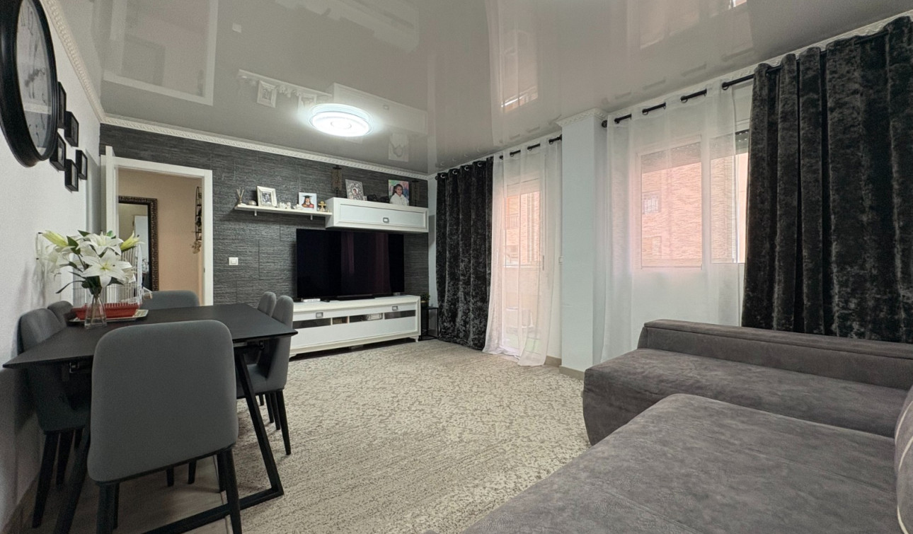 Resale - Apartment / Flat - Torrevieja - Centro