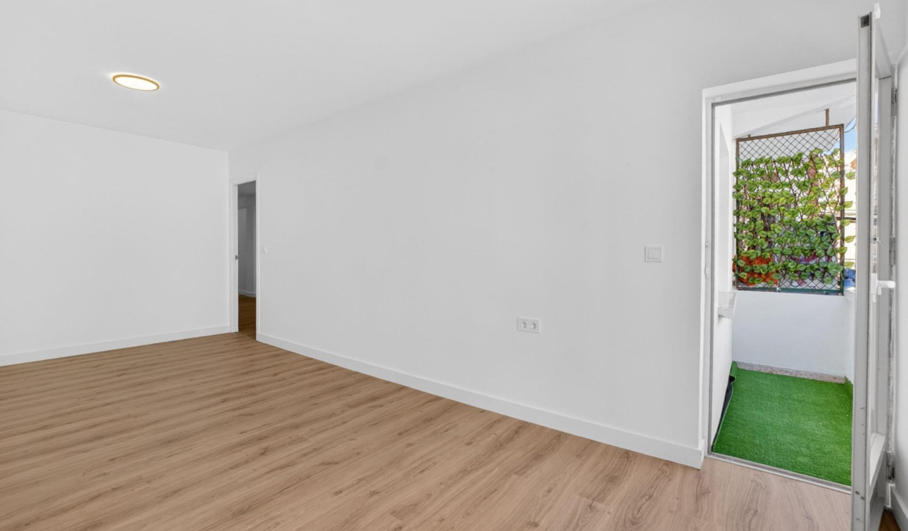 Resale - Apartment / Flat - Torrevieja - Centro