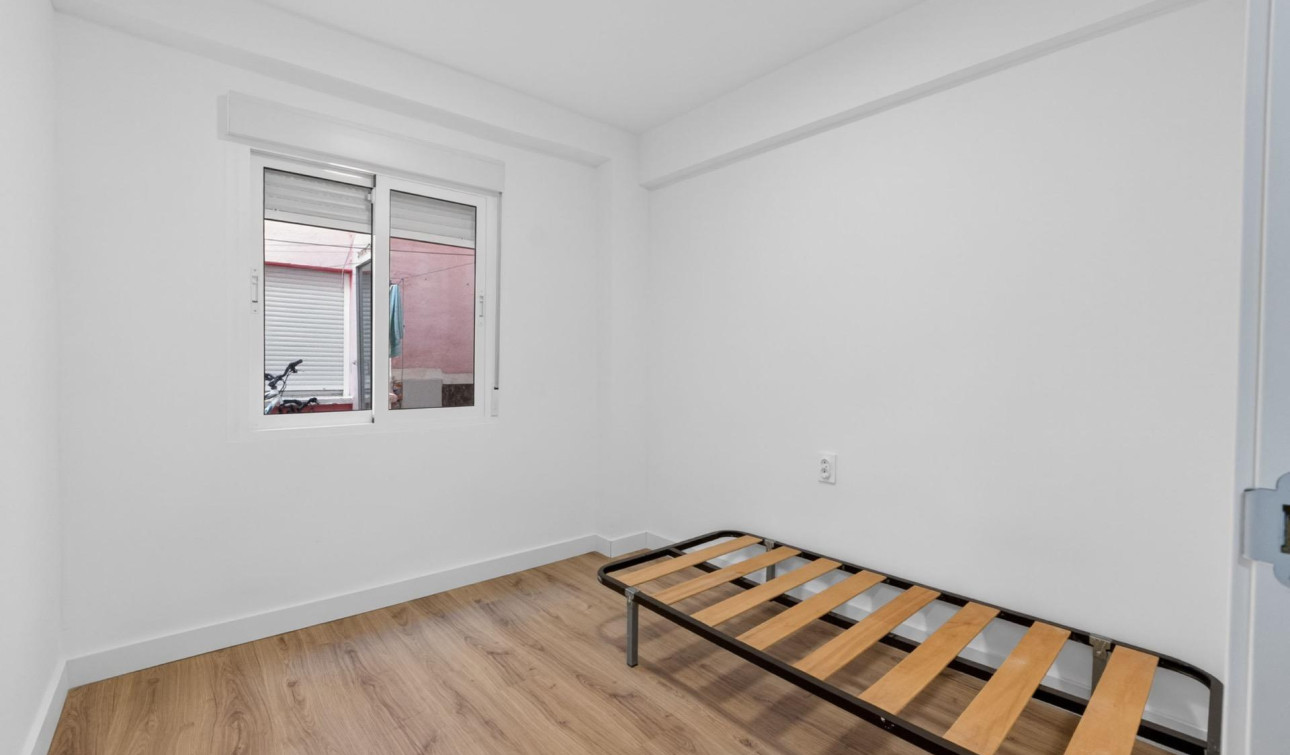 Resale - Apartment / Flat - Torrevieja - Centro