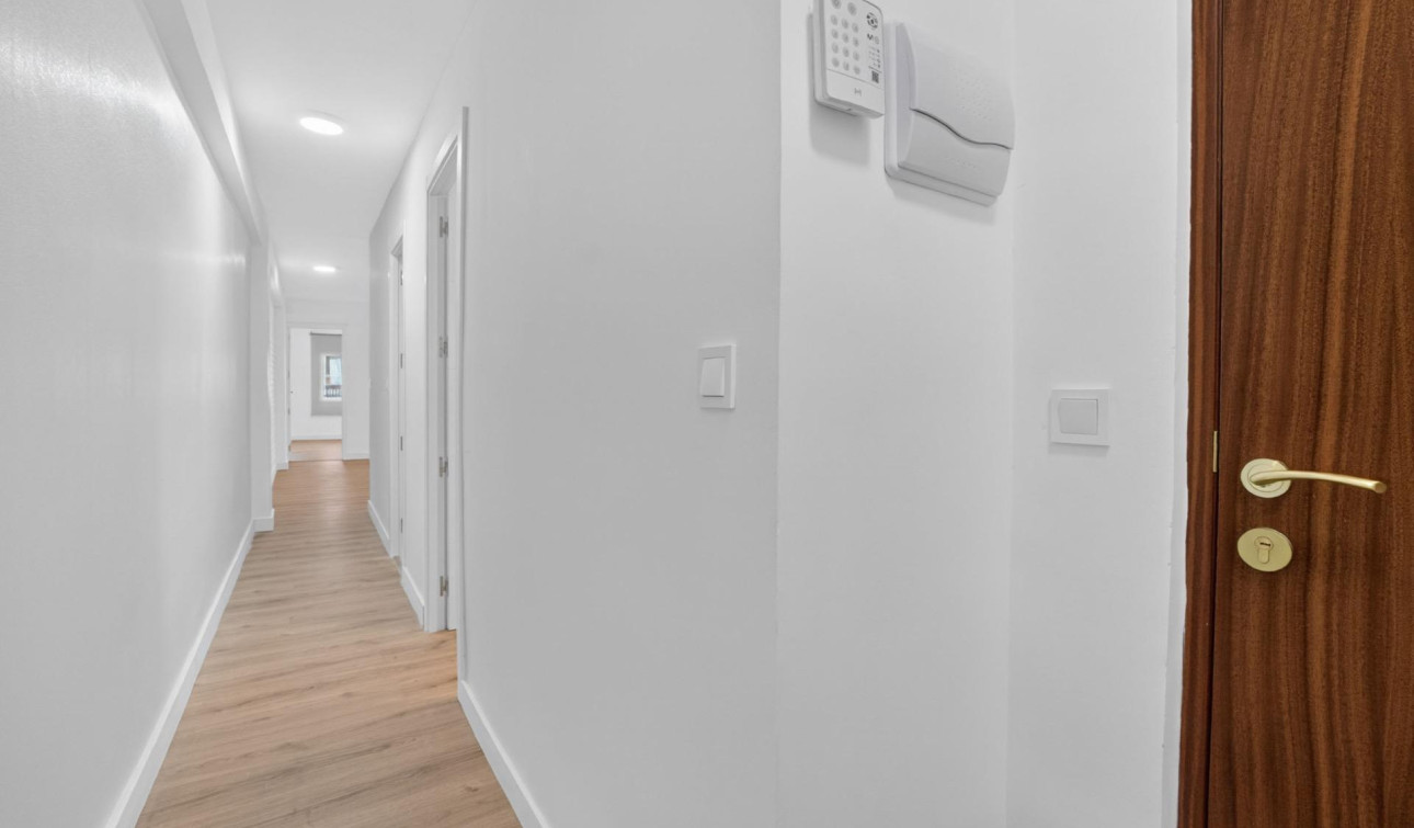 Resale - Apartment / Flat - Torrevieja - Centro