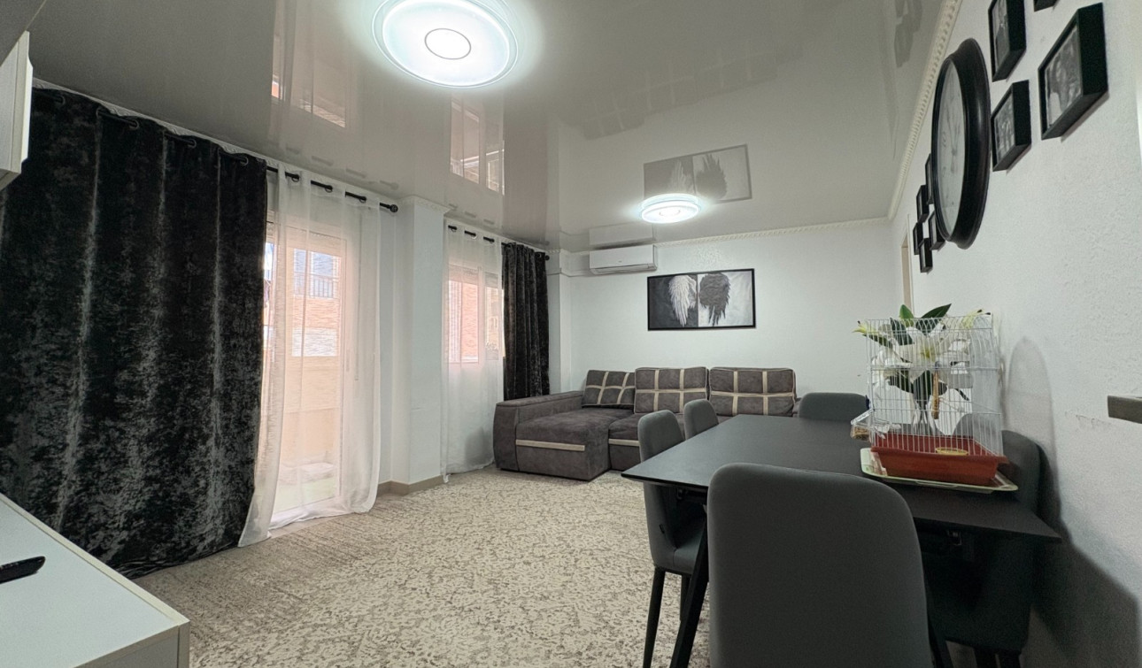 Resale - Apartment / Flat - Torrevieja - Centro