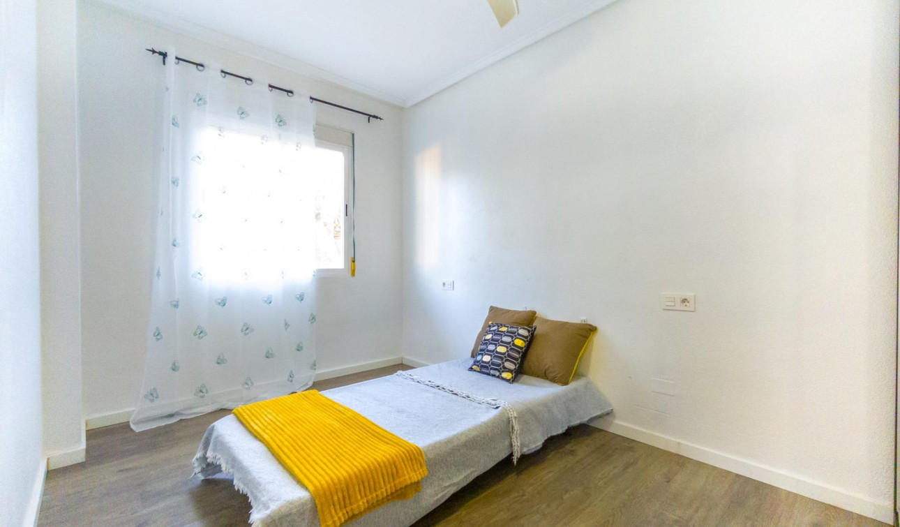 Resale - Apartment / Flat - Torrevieja - Estacion de autobuses