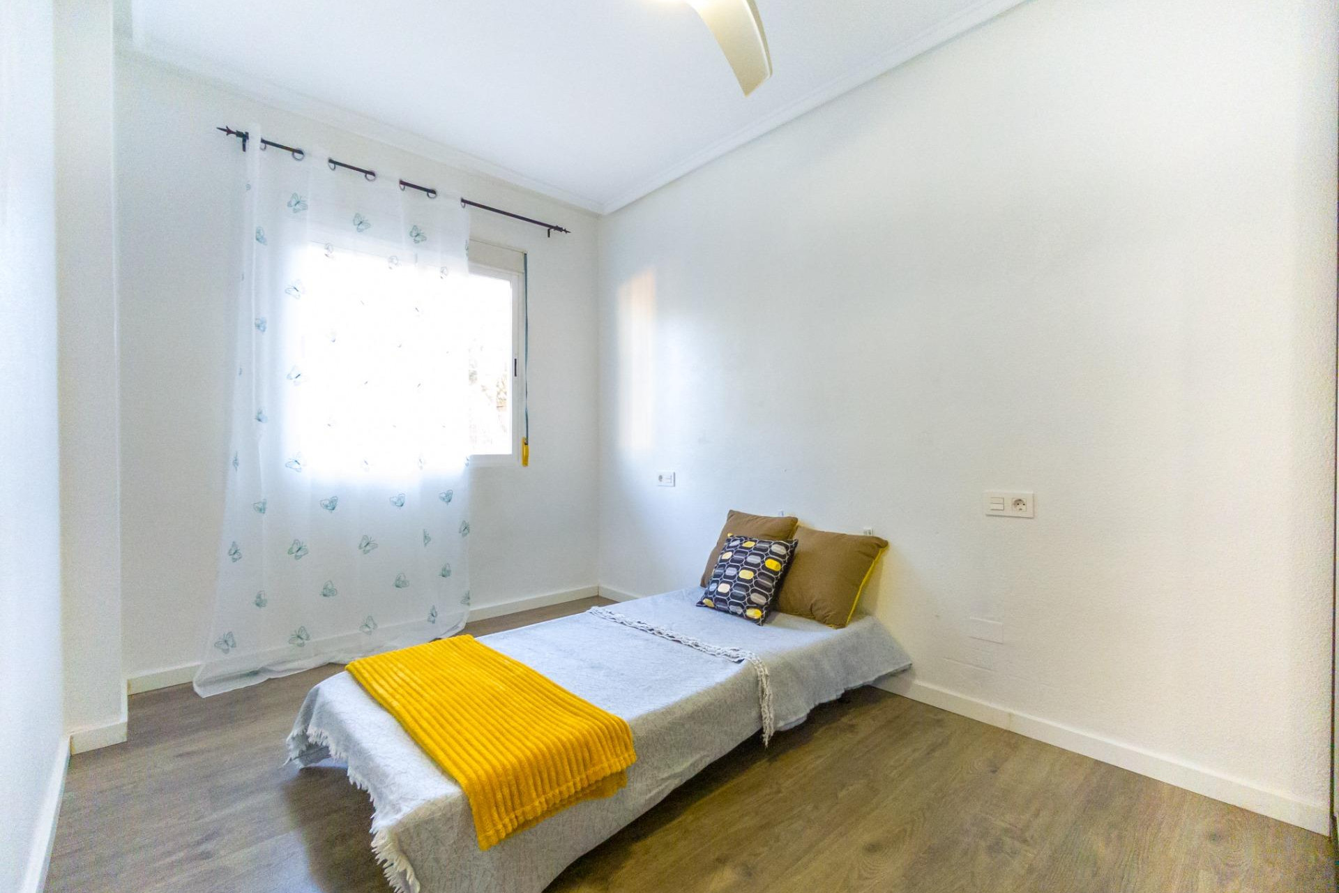 Resale - Apartment / Flat - Torrevieja - Estacion de autobuses