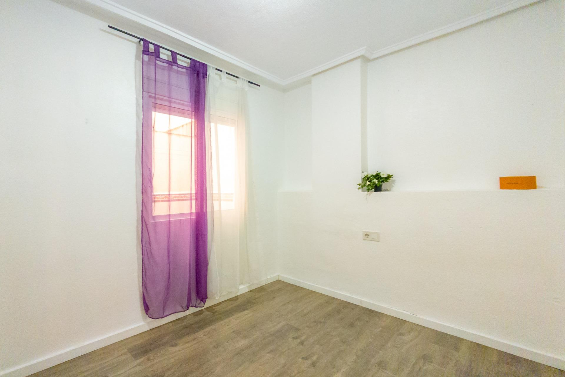 Resale - Apartment / Flat - Torrevieja - Estacion de autobuses