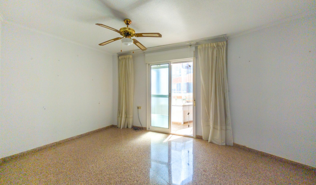 Resale - Apartment / Flat - Torrevieja - La Mata pueblo