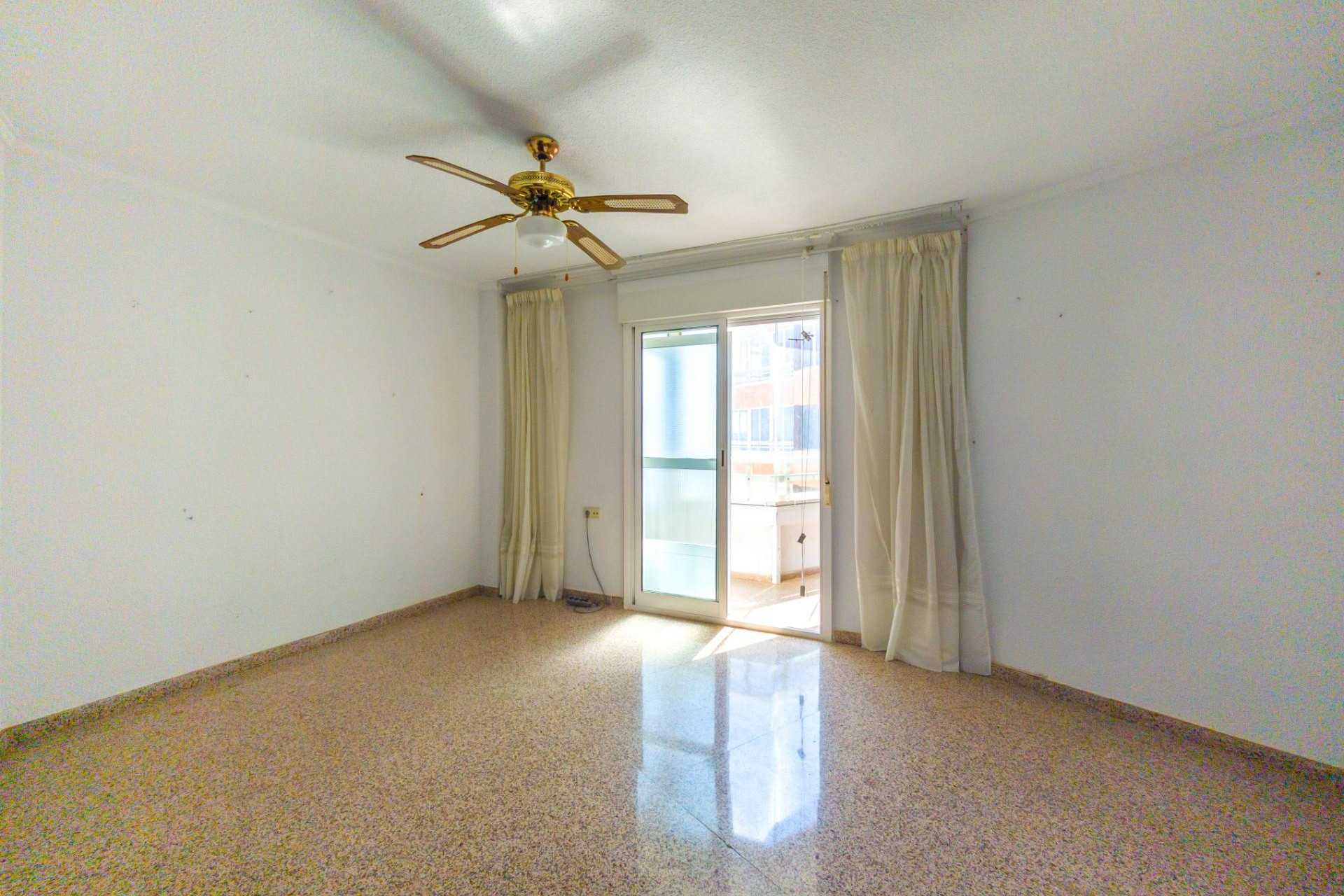 Resale - Apartment / Flat - Torrevieja - La Mata pueblo