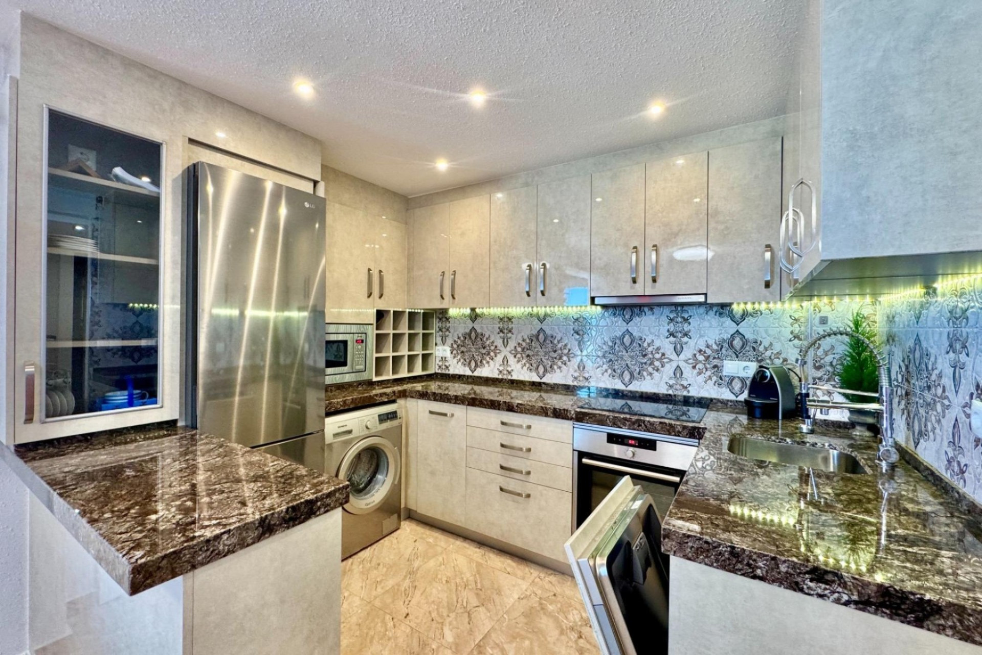 Resale - Apartment / Flat - Torrevieja - La Mata