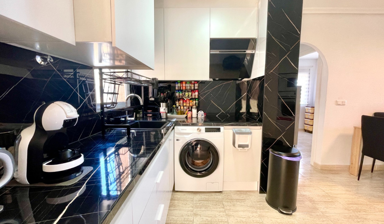 Resale - Apartment / Flat - Torrevieja - La Siesta