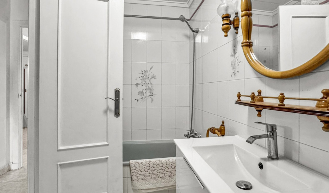 Resale - Apartment / Flat - Torrevieja - Playa de los Locos