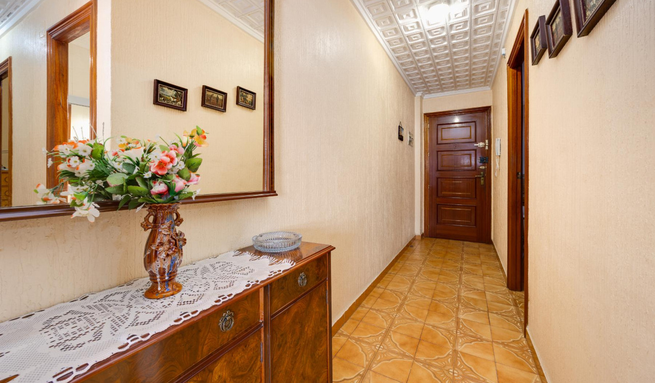 Resale - Apartment / Flat - Torrevieja - Playa del Acequión