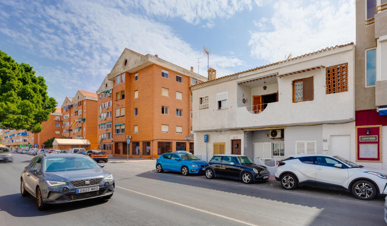 Resale - Apartment / Flat - Torrevieja - Playa del Acequión