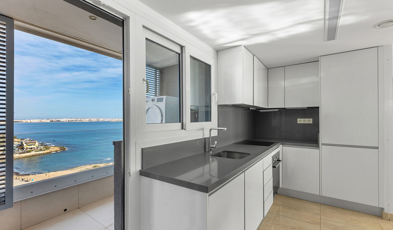 Resale - Apartment / Flat - Torrevieja - Punta Prima