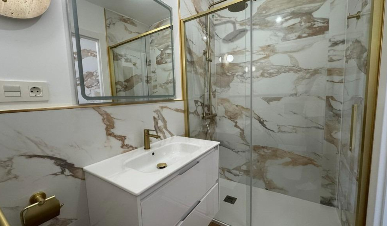 Resale - Apartment / Flat - Torrevieja - Punta prima