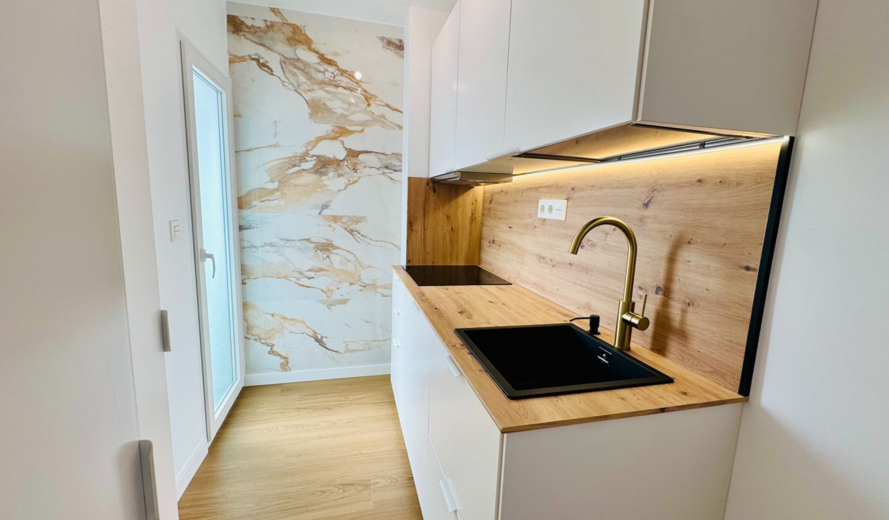 Resale - Apartment / Flat - Torrevieja - Punta Prima