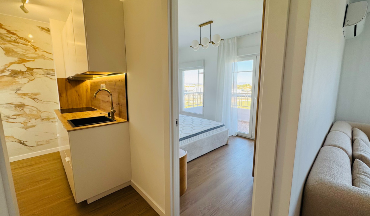 Resale - Apartment / Flat - Torrevieja - Punta Prima