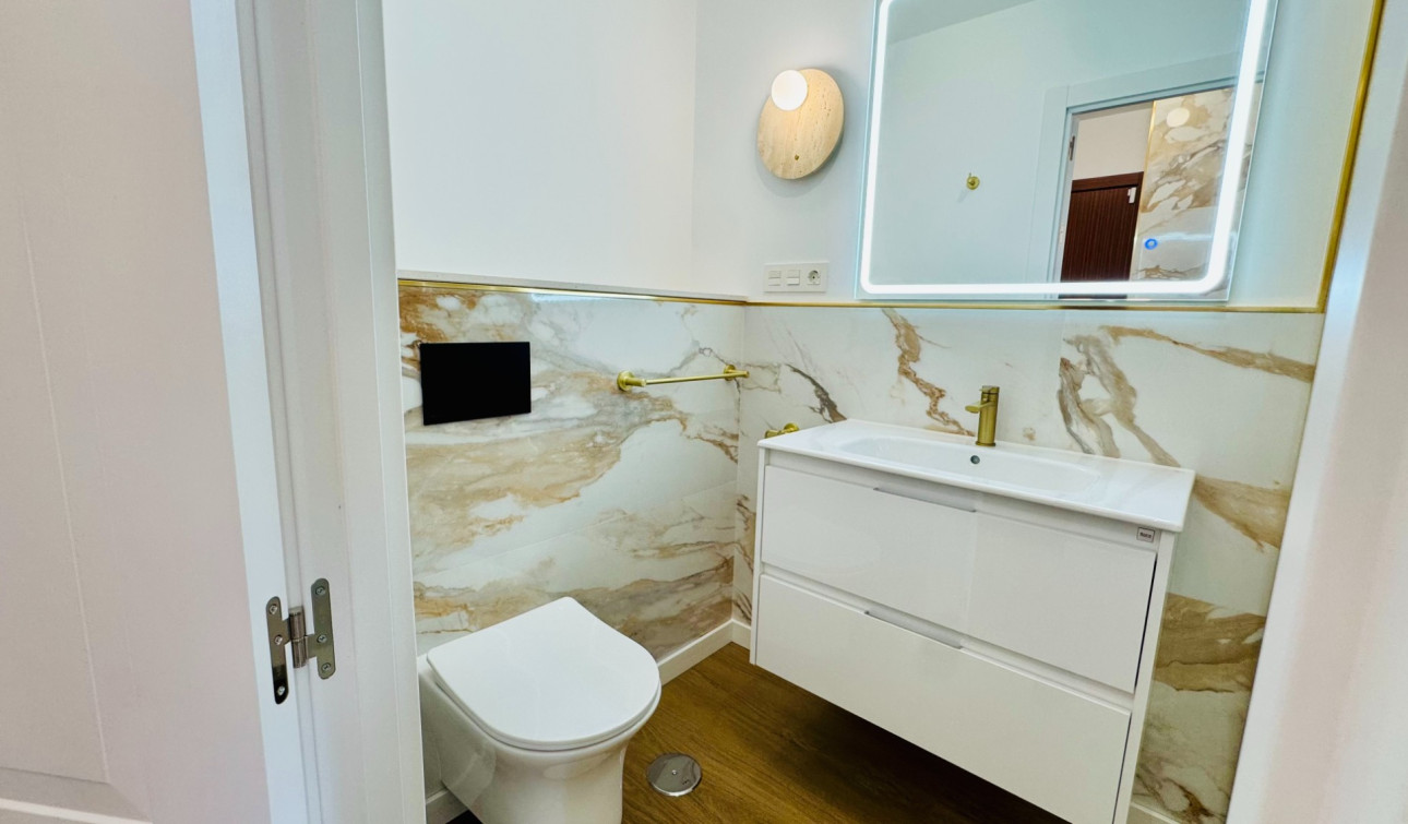 Resale - Apartment / Flat - Torrevieja - Punta Prima