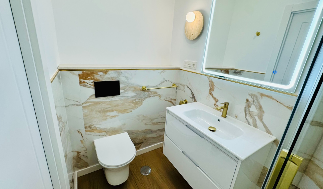 Resale - Apartment / Flat - Torrevieja - Punta Prima