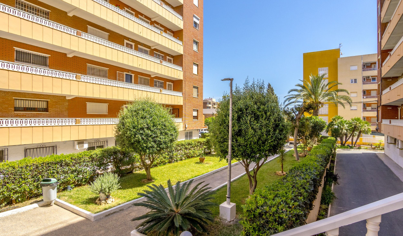 Resale - Apartment / Flat - Torrevieja - Punta Prima