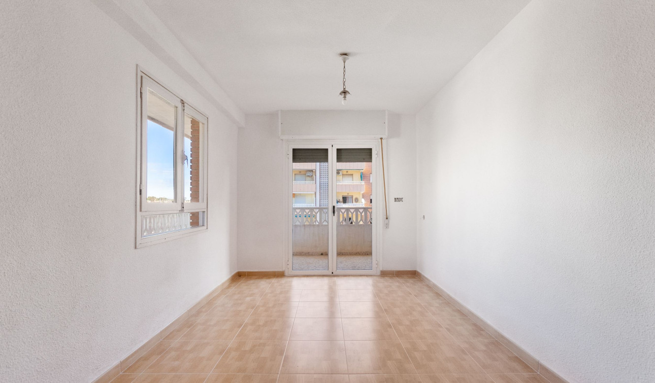 Resale - Apartment / Flat - Torrevieja - Punta Prima