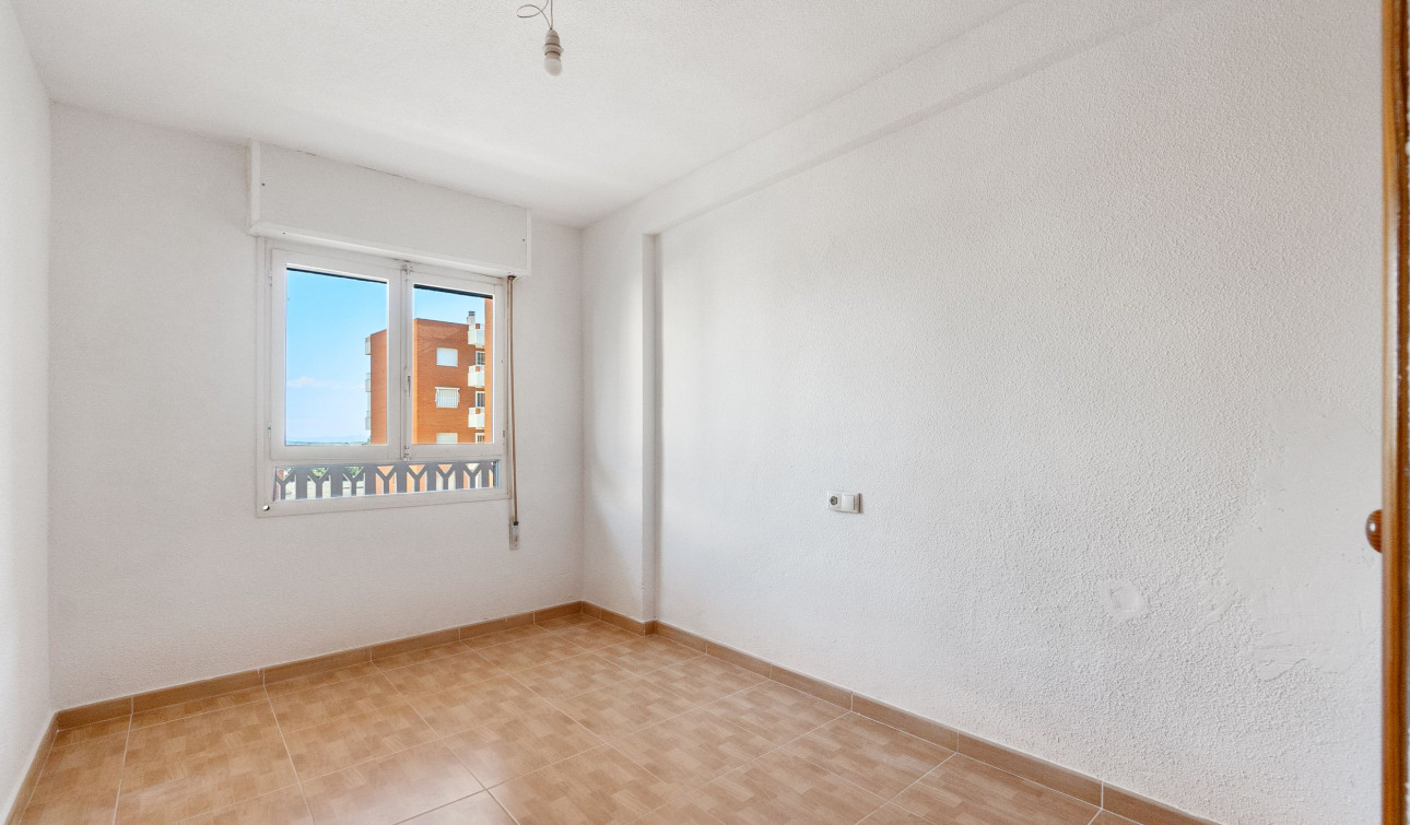 Resale - Apartment / Flat - Torrevieja - Punta Prima