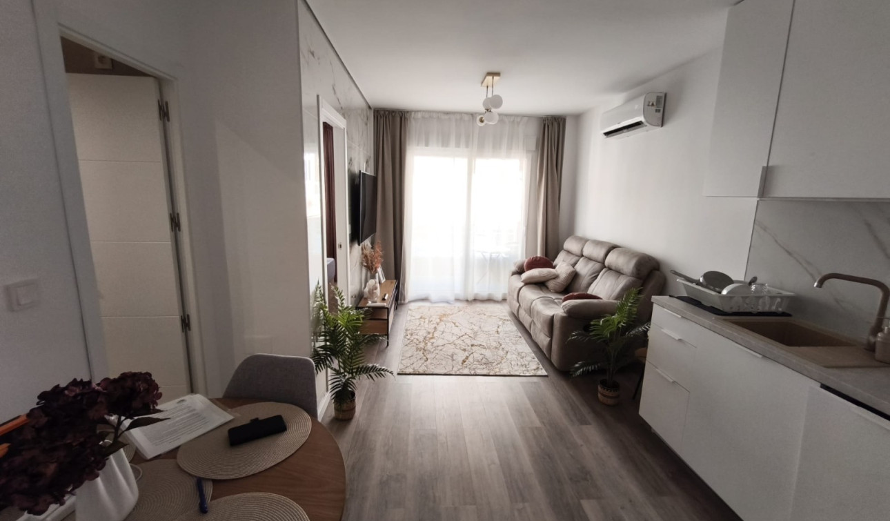 Resale - Apartment / Flat - Torrevieja - Torrevieja Centro