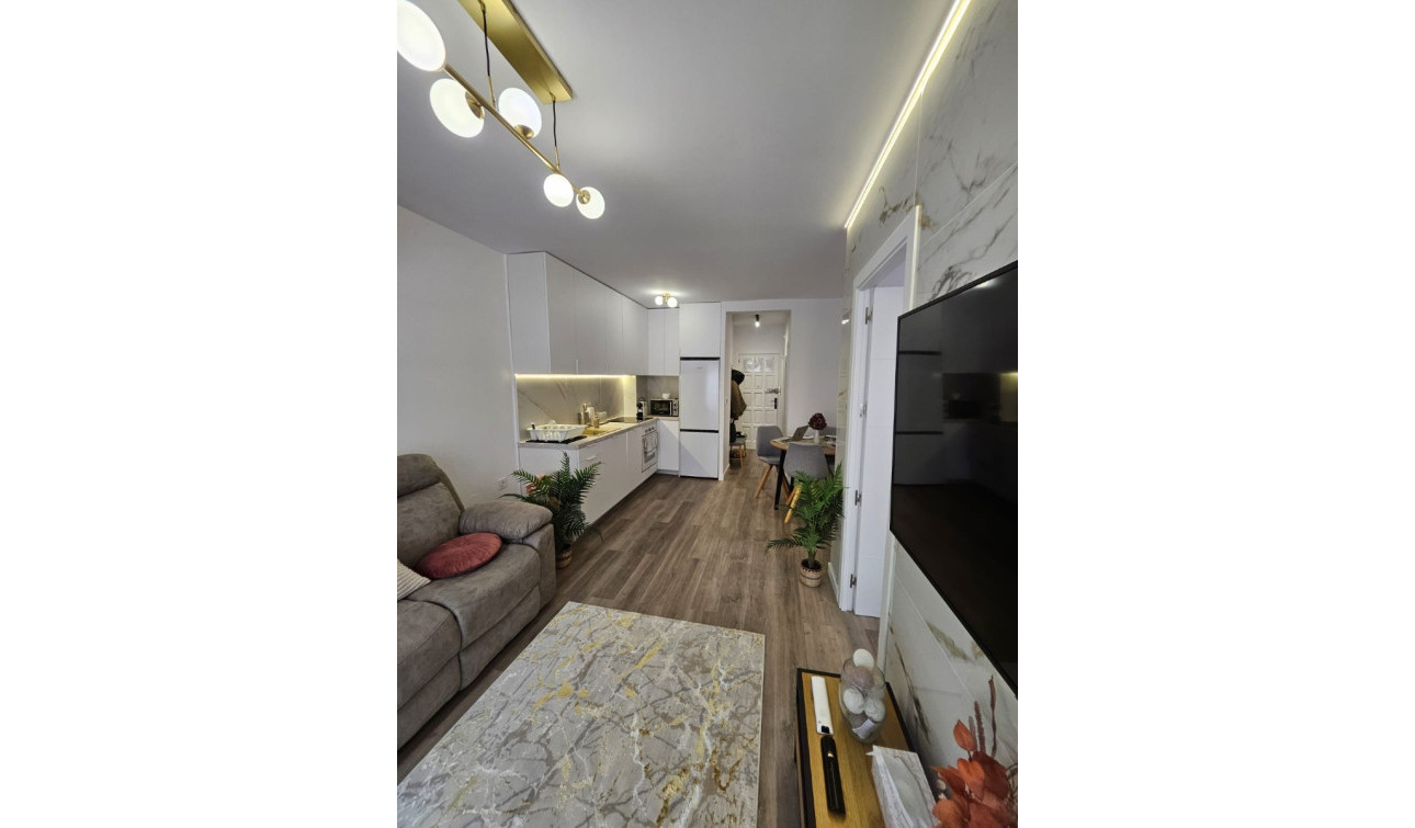 Resale - Apartment / Flat - Torrevieja - Torrevieja Centro