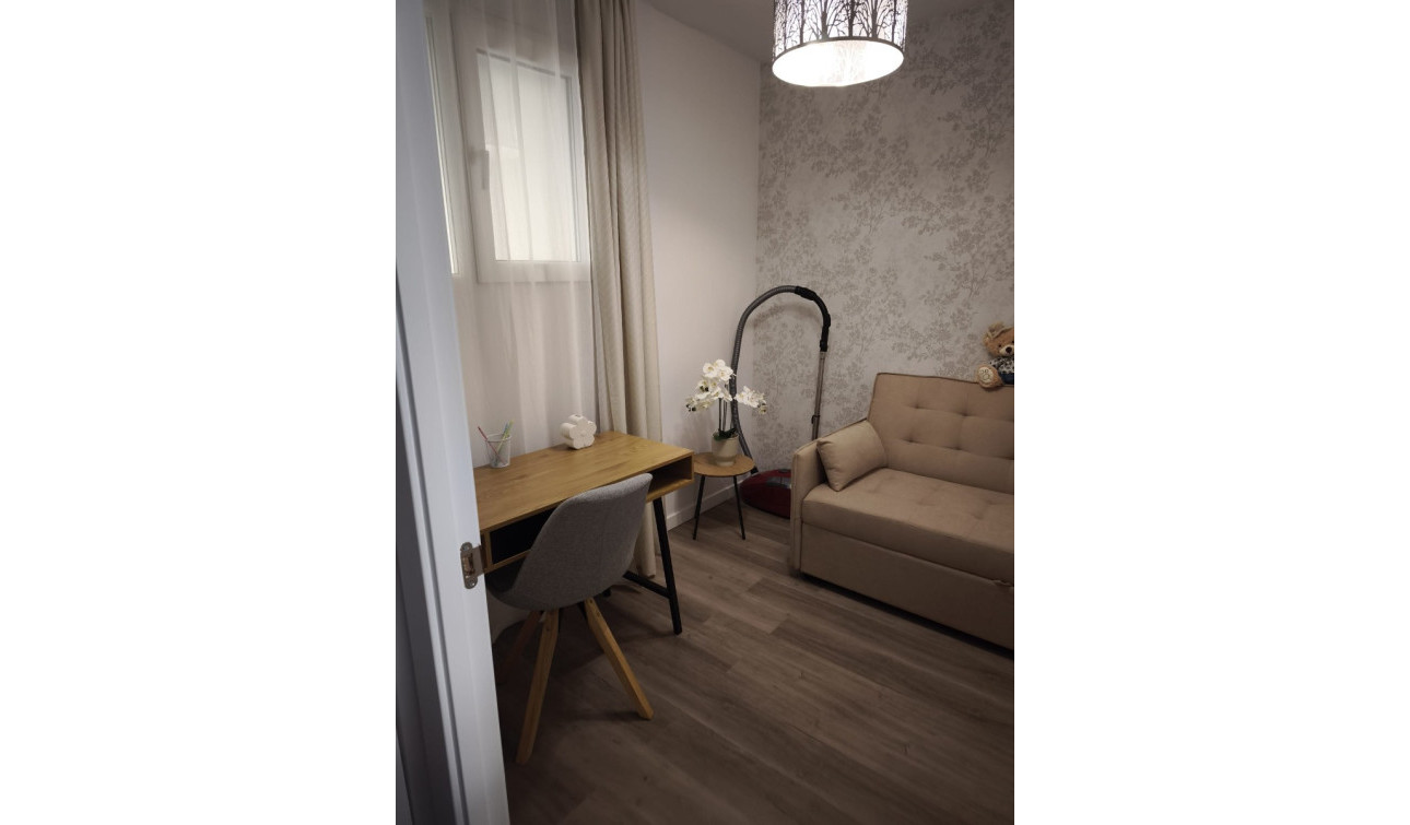 Resale - Apartment / Flat - Torrevieja - Torrevieja Centro