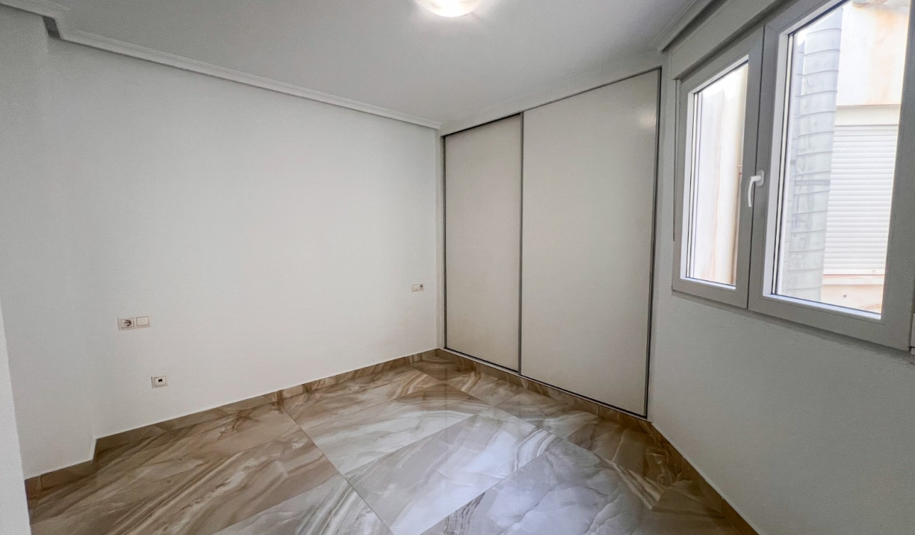 Resale - Apartment / Flat - Torrevieja