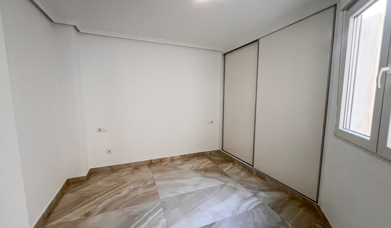 Resale - Apartment / Flat - Torrevieja