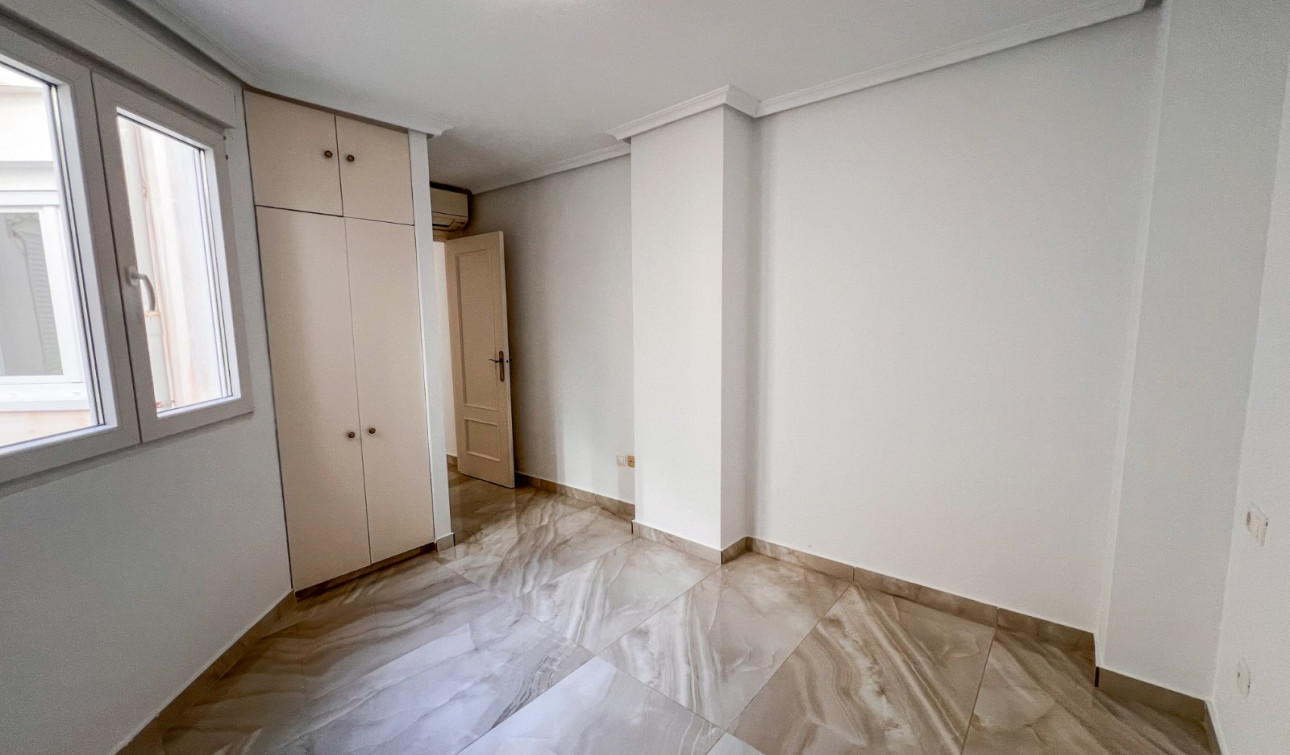 Resale - Apartment / Flat - Torrevieja