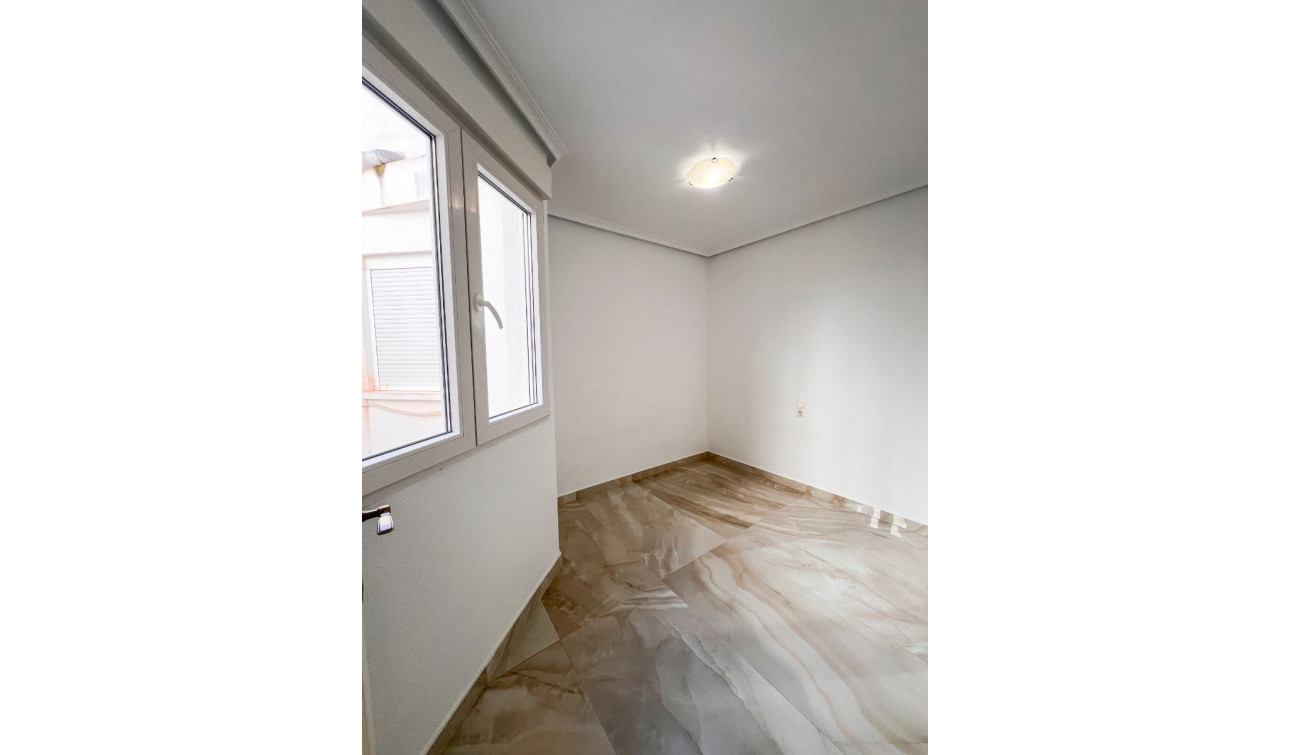 Resale - Apartment / Flat - Torrevieja