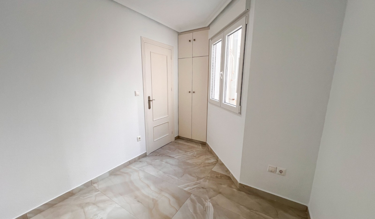 Resale - Apartment / Flat - Torrevieja