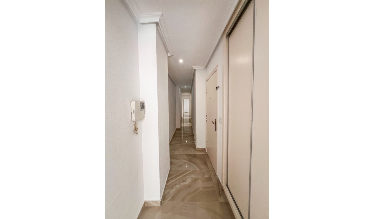 Resale - Apartment / Flat - Torrevieja