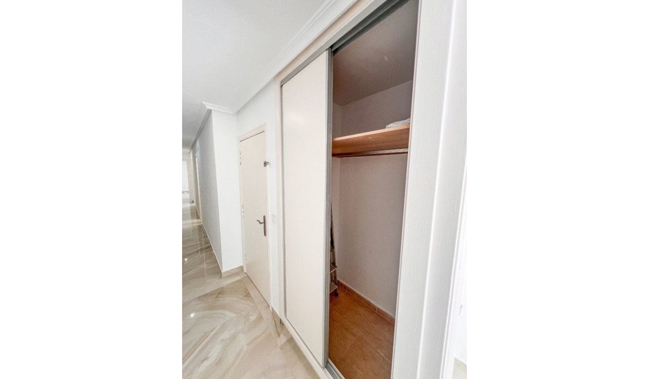 Resale - Apartment / Flat - Torrevieja