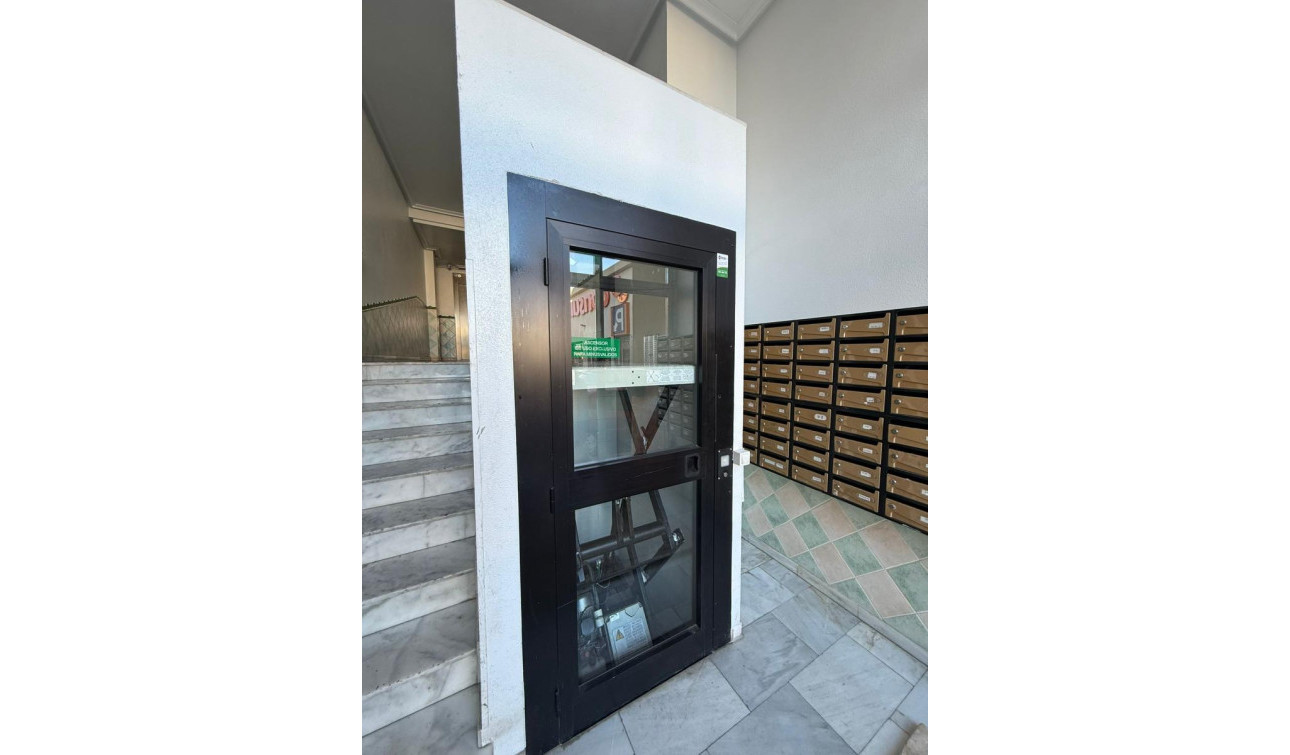 Resale - Apartment / Flat - Torrevieja