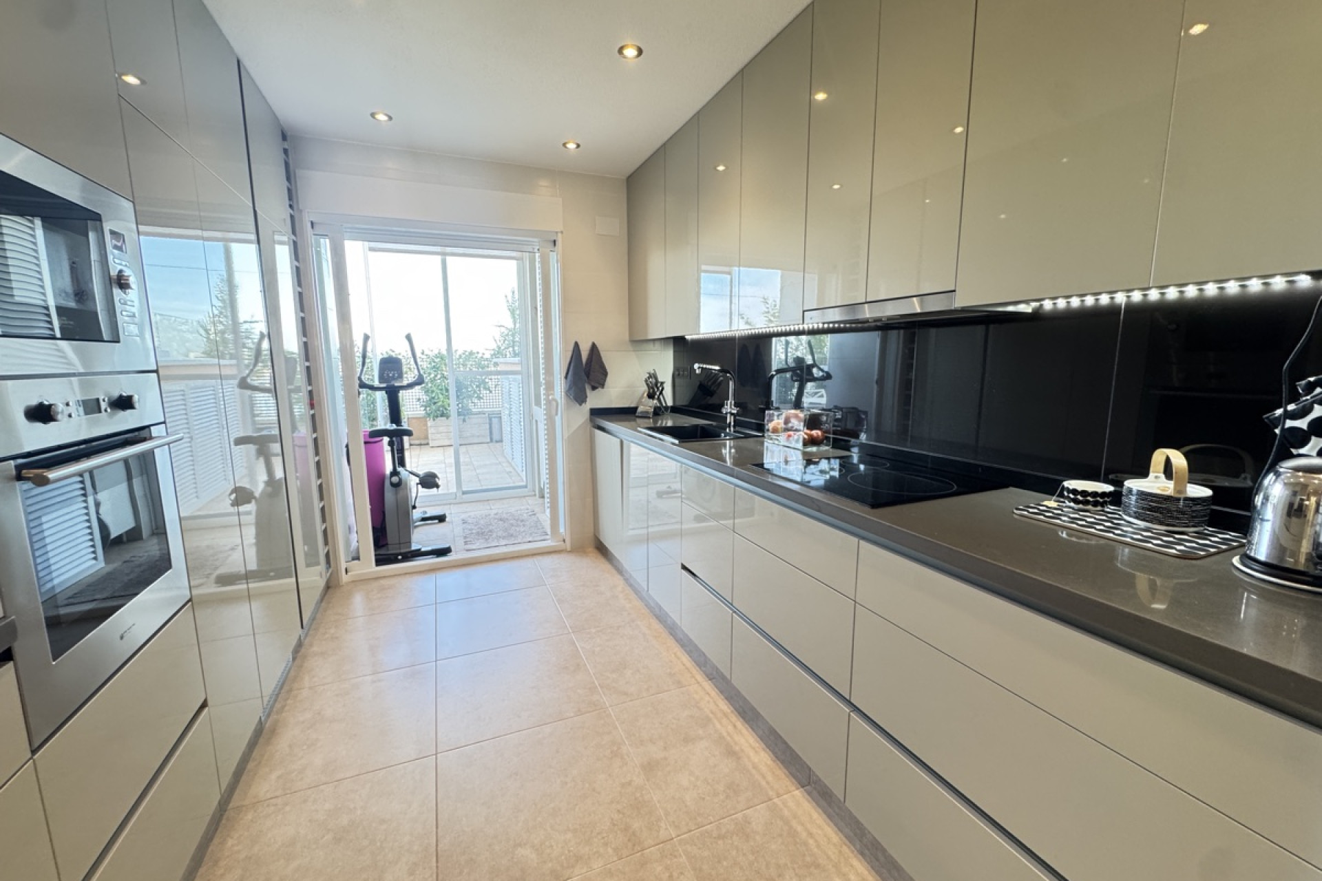 Resale - Apartment / Flat - Villamartín