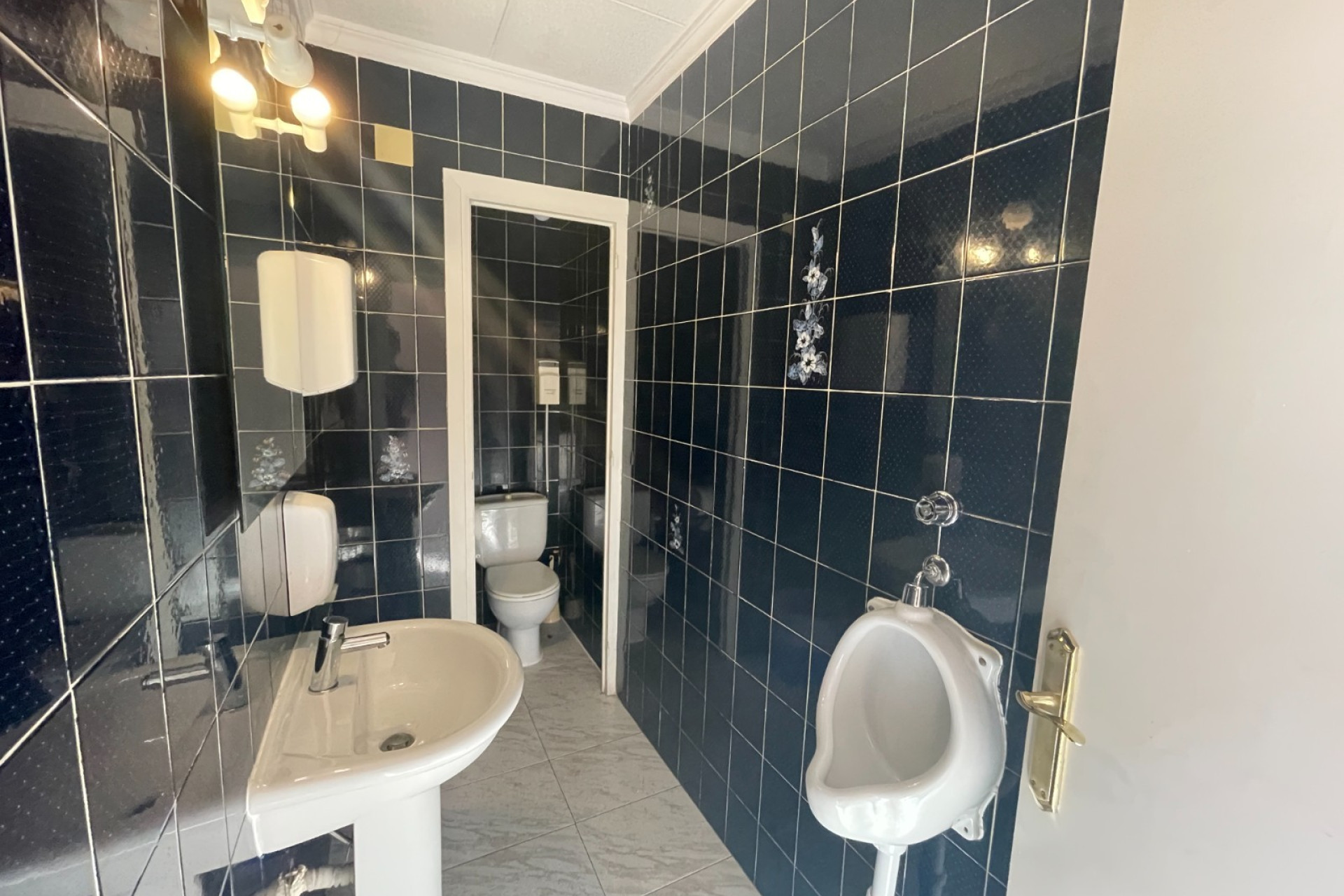 Resale - Commercial Unit - Torrevieja - Comunidad Valenciana