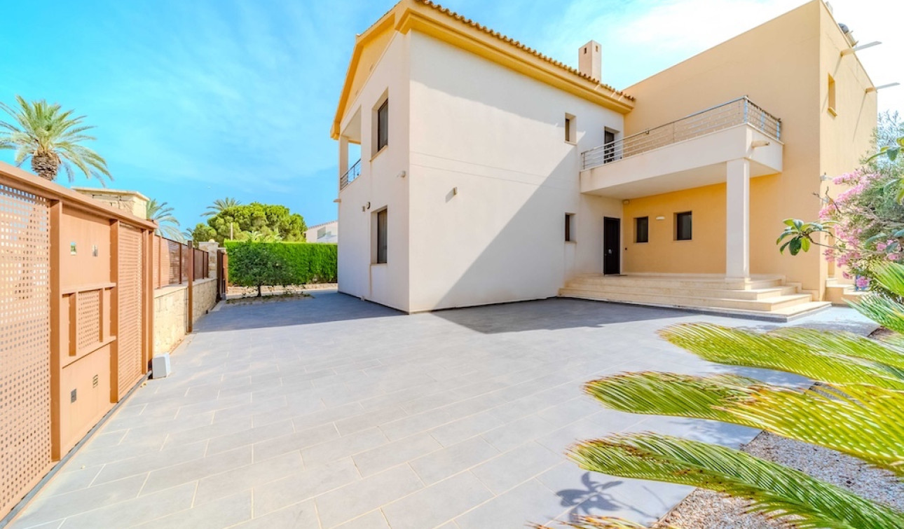 Resale - Detached Villa - Cabo Roig