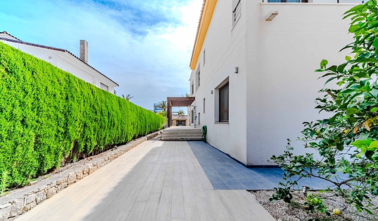 Resale - Detached Villa - Cabo Roig