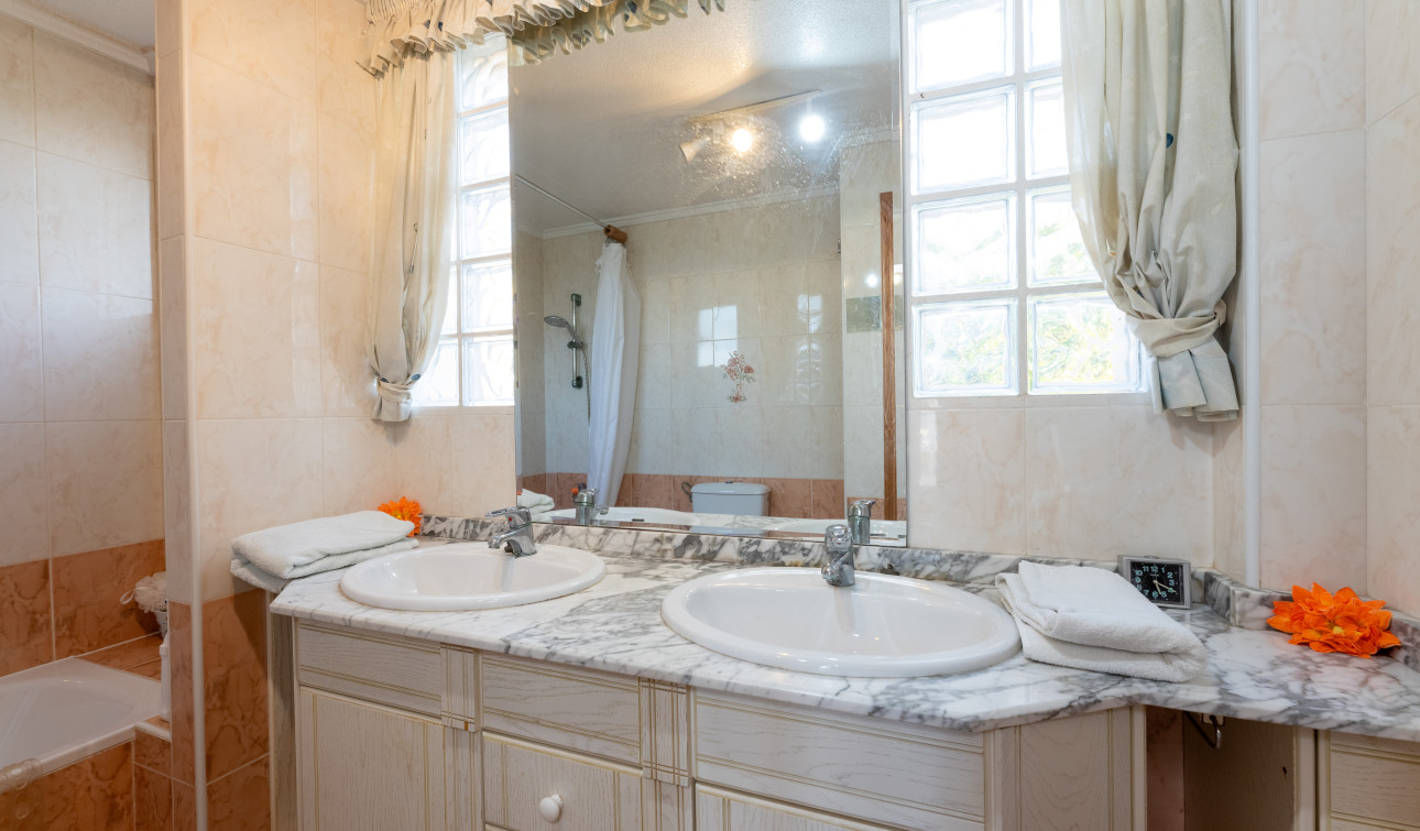 Resale - Detached Villa - Los Altos